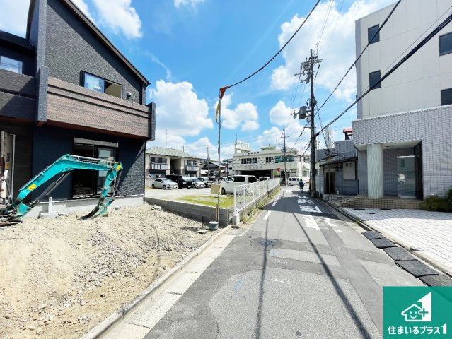 ■枚方市香里ケ丘　新築一戸建ての前面道路含む現地写真|周辺は落ち着いた街並みの住宅地！子育てがしやすい住環境です！まだ未完成ですが、現地でしかわからない事もございます。是非一度ご覧ください。