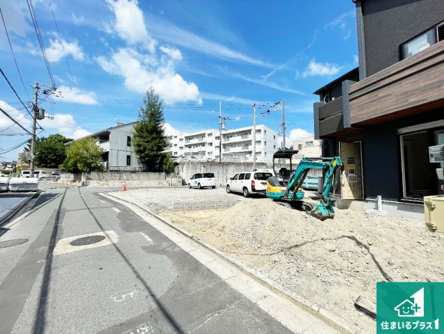 ■枚方市香里ケ丘　新築一戸建ての前面道路含む現地写真|周辺は落ち着いた街並みの住宅地！子育てがしやすい住環境です！まだ未完成ですが、現地でしかわからない事もございます。是非一度ご覧ください。
