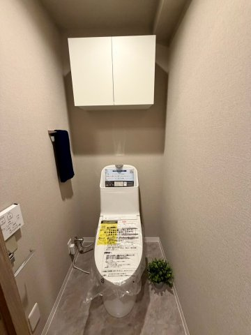 シャトー三愛のトイレ|温水洗浄便座完備の洋式トイレ。手元で操作できる壁面リモコンで快適な使い心地。