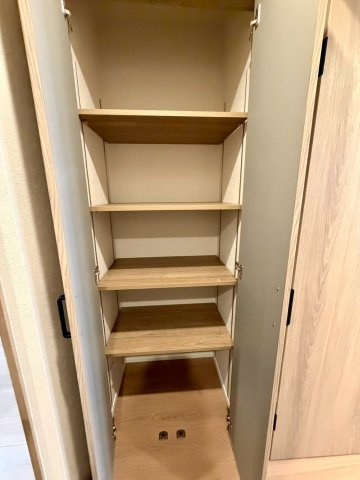 シャトー三愛の収納|廊下の可動棚収納です。どのお部屋からもアクセスしやすいので、日用品や食材のストックにも。
