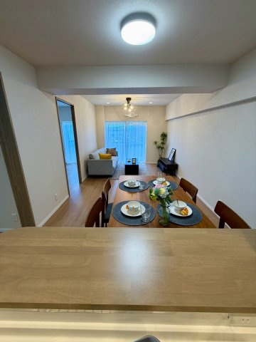 シャトー三愛の居間・リビング|シンク前に立つとお部屋全体を見渡すことができます。