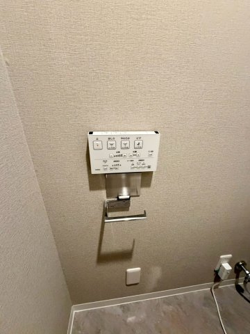 シャトー三愛のトイレ|温水洗浄便座完備の洋式トイレ。手元で操作できる壁面リモコンで快適な使い心地。