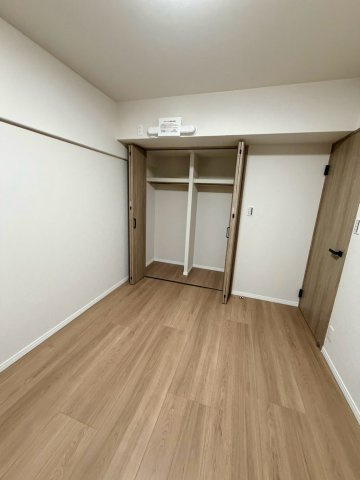 シャトー三愛の洋室|納戸（約5.1帖）：広々クローゼットを備えた個室。エアコン先行配管済みです！