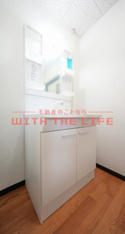 第1シャフトレジデンス【10.000円キャッシュバック対象物件】の独立洗面台|朝の支度にも助かる、独立の洗髪洗面化粧台