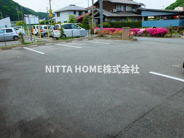 丹波篠山市大沢新のアパートの駐車場|敷地内に駐車場があります＊