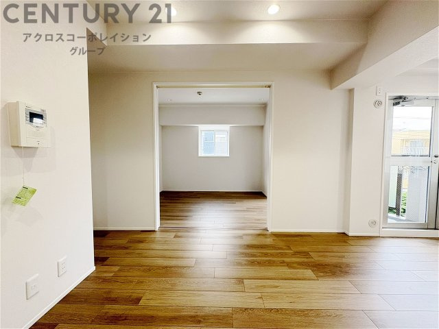 キッチン横のダイニングスペース　キッチンから料理の受け渡し等に便利です。ダイニングセットを置いても十分な広さを確保。