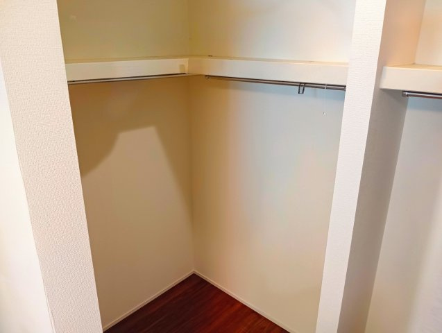 売中古戸建　富士市中丸の収納|ポールハンガー付きの収納です。毎日の身支度もはかどりますね。