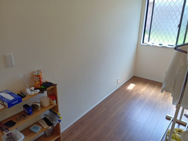 売中古戸建　富士市中丸の洋室|６帖の洋室です。入口が引き戸なのでお部屋を広く使えますね。
