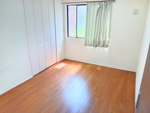 売中古戸建　富士市中丸の洋室|窓から優しい光が差し込む明るい洋室です。