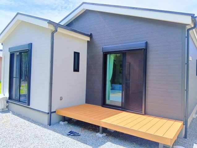 売中古戸建　富士市中丸のバルコニー|リビングからも出入りできるウッドデッキがあります。