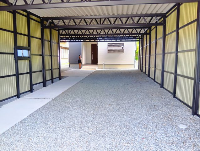 売中古戸建　富士市中丸の設備|大きなカーポートがあります。天気を気にせず作業をすることも出来ますね。