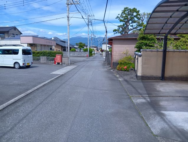 売中古戸建　富士市中丸の前面道路含む現地写真|国道１号線富士由比バイパスまで車で約３分です。市街地や多方面へもアクセス良好です。