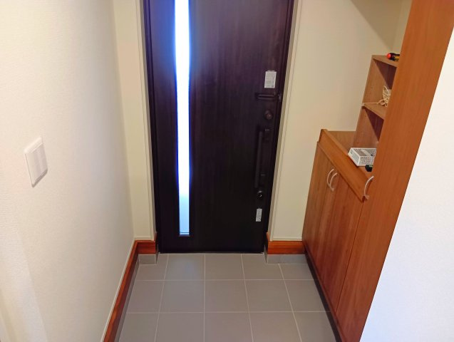 売中古戸建　富士市中丸の玄関|ワンフロアなので家事動線がスムーズです。忙しい朝でも助かりますね。