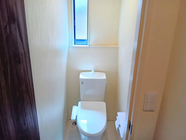 売中古戸建　富士市中丸のトイレ|窓から光が差し込む明るいトイレです。