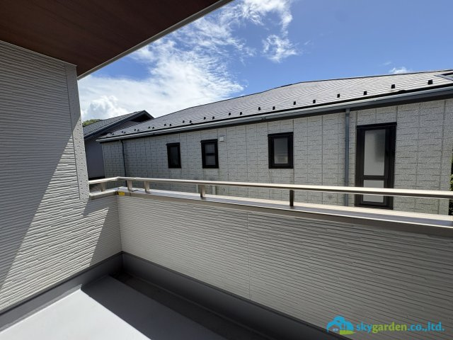 逗子市池子２丁目　新築戸建　全２棟１号棟のバルコニー|バルコニーからの眺めを楽しみながら食事をしませんか