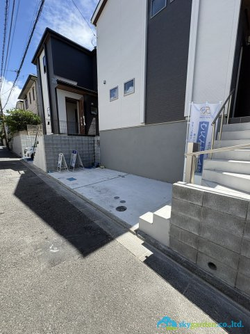 逗子市池子２丁目　新築戸建　全２棟１号棟の駐車場|車をお持ちの方に嬉しい駐車場付きの物件です
