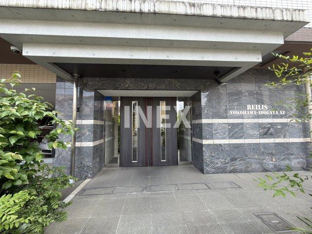 横浜市南区井土ケ谷上町の賃貸マンションのエントランス