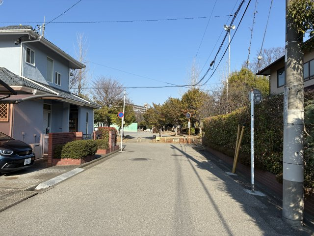 鴻巣市赤見台４丁目の売地の前面道路含む現地写真
