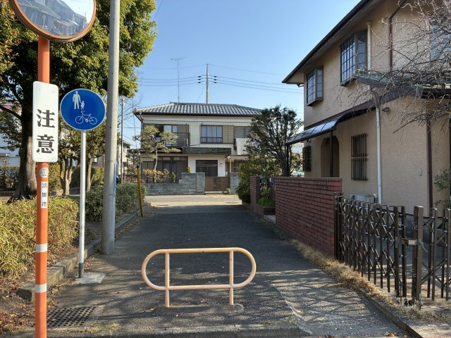 鴻巣市赤見台４丁目の売地の前面道路含む現地写真