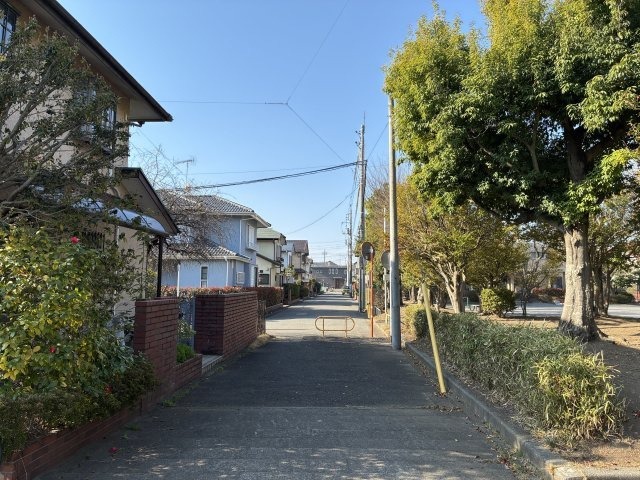 鴻巣市赤見台４丁目の売地の前面道路含む現地写真