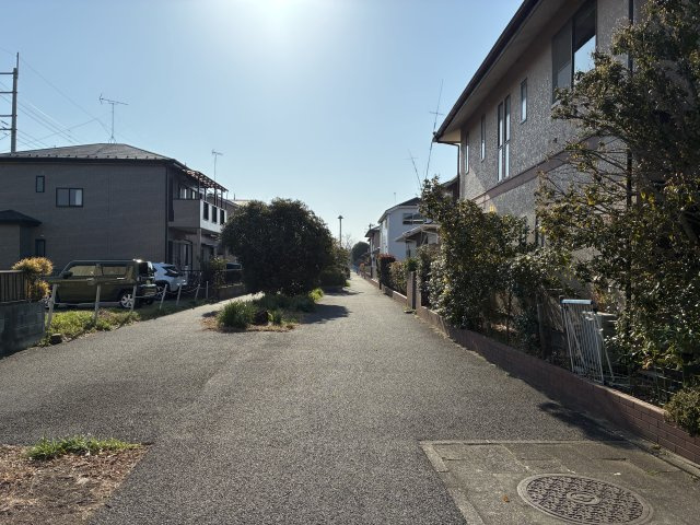 鴻巣市赤見台４丁目の売地の前面道路含む現地写真