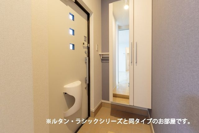 フローラ１６の玄関