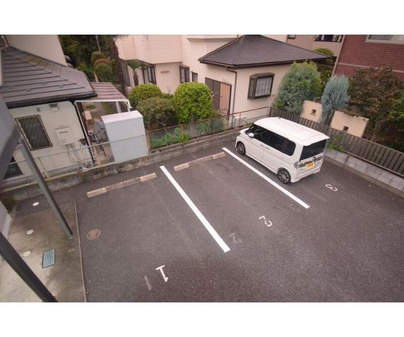 フラット北大宮の駐車場