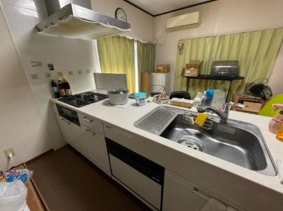 【部屋数豊富】高知市大津乙　中古一戸建てのキッチン|広々としたシンクとコンロで、日々のお料理が快適に。