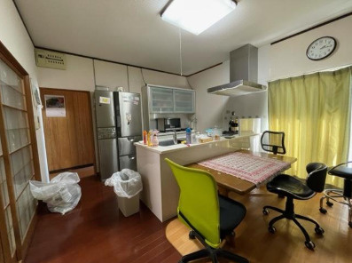 【部屋数豊富】高知市大津乙　中古一戸建ての居間・リビング|お料理をしながら家族とコミュニケーションが取れるゆとりの空間。