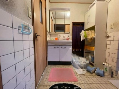 【部屋数豊富】高知市大津乙　中古一戸建ての洗面所|毎日の身支度がスムーズにできる独立洗面台。