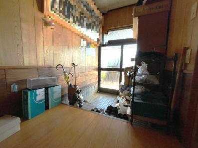 【部屋数豊富】高知市大津乙　中古一戸建ての玄関|木の温もりを感じる、開放的で広々とした玄関スペース。