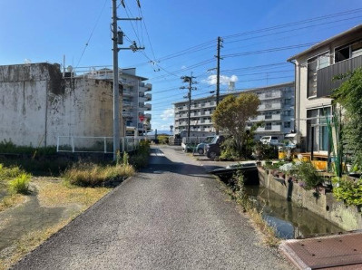 【部屋数豊富】高知市大津乙　中古一戸建ての前面道路含む現地写真|のどかで落ち着いた、ゆとりある街並みです。
