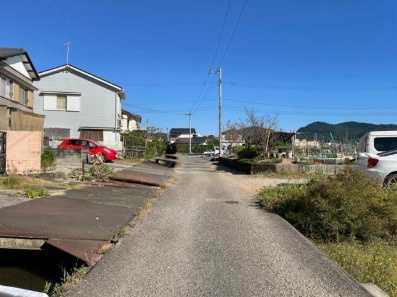 【部屋数豊富】高知市大津乙　中古一戸建ての前面道路含む現地写真|周囲に高い建物がなく、空が広く感じられる立地です！