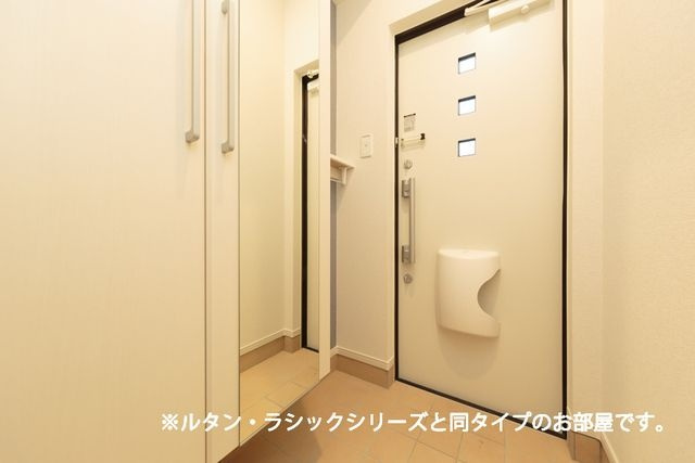 フローラ１６の玄関