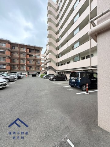 東峰マンション春日の駐車場