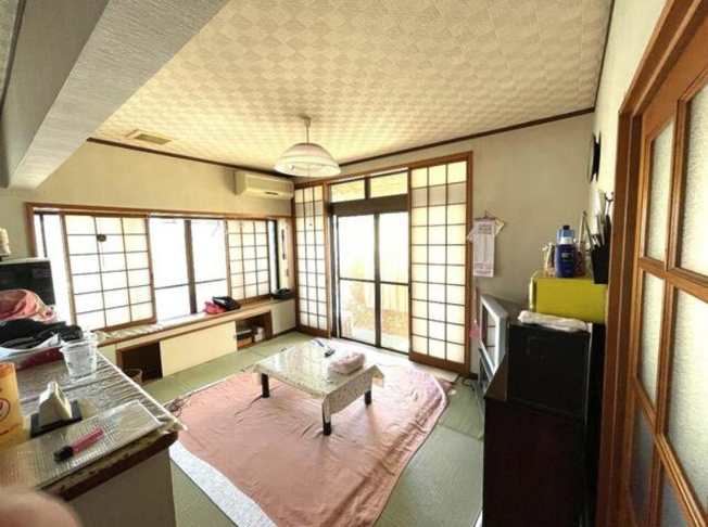 【居間・リビング】 | つくばみらい市筒戸　中古戸建 | 南向きのリビングではぽかぽかの日差しが感じられます☆彡