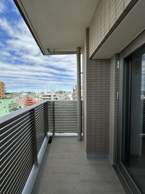【バルコニー】 | コンシェリア東京 ＜ＨＩＧＡＳＨＩＪＵＪＯ ＲＥＳＩＤＥＮＣＥ＞ | バルコニーからの眺めを楽しみながら食事をしませんか