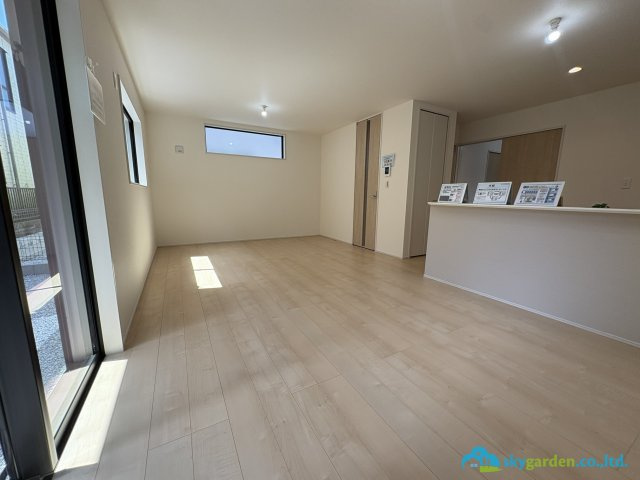 逗子市池子2丁目　新築戸建　全２棟2号棟の居間・リビング|おしゃれなリビングです
