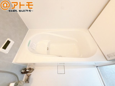 【浴室】 | 駿河区中原1期　新築戸建　2号棟 | お子様やお年寄りが使いやすいだけでなく、半身浴にも便利なベンチタイプの湯舟です。お湯の節約にも！
