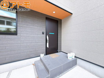 【玄関】 | 駿河区中原1期　新築戸建　1号棟 | 落ち着いた色合いの玄関はダブルロックで防犯性に優れた仕様になっています♪