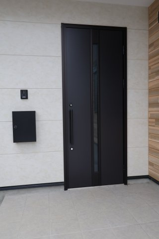 《仲介手数料無料》越谷市大沢1587-12新築一戸建てケイアイグレイスの玄関