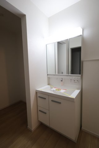 《仲介手数料無料》越谷市大沢1587-12新築一戸建てケイアイグレイスの独立洗面台