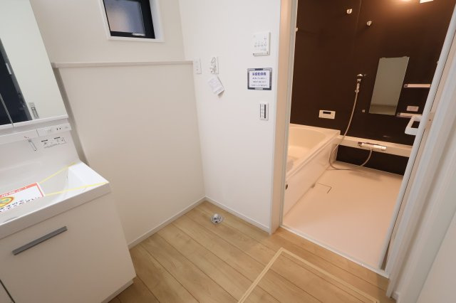 《仲介手数料無料》越谷市大沢1587-12新築一戸建てケイアイグレイスのランドリースペース