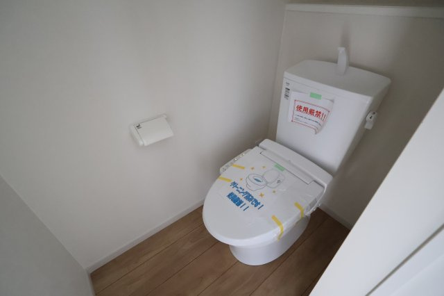 《仲介手数料無料》越谷市大沢1587-12新築一戸建てケイアイグレイスのトイレ