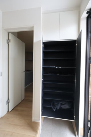 《仲介手数料無料》越谷市大沢1587-12新築一戸建てケイアイグレイスの玄関