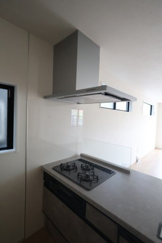 《仲介手数料無料》越谷市大沢1587-12新築一戸建てケイアイグレイスのキッチン