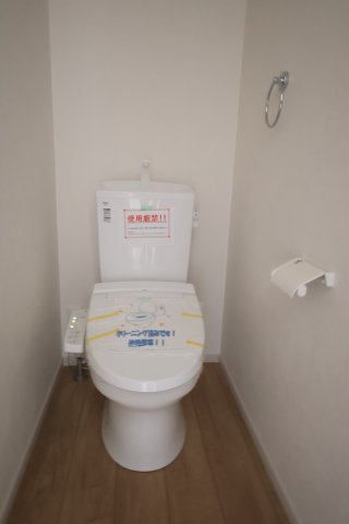 《仲介手数料無料》越谷市大沢1587-12新築一戸建てケイアイグレイスのトイレ|2階