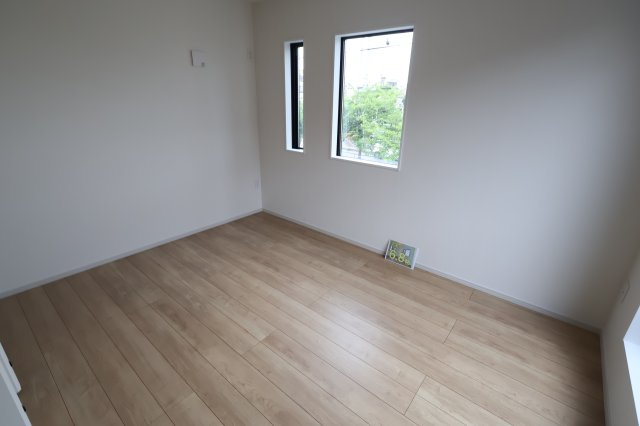 《仲介手数料無料》越谷市大沢1587-12新築一戸建てケイアイグレイスの洋室|2階 6.8帖