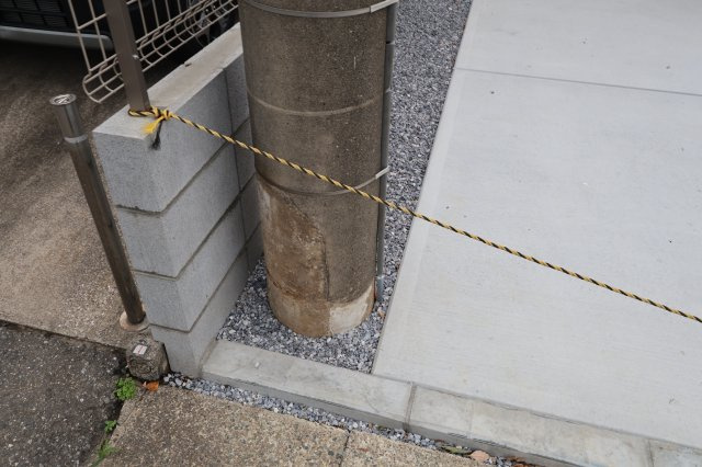 《仲介手数料無料》越谷市大沢1587-12新築一戸建てケイアイグレイスの外観|敷地内に電柱が入っています。