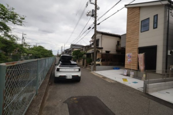 《仲介手数料無料》越谷市大沢1587-12新築一戸建てケイアイグレイスの外観|南東側に小さな水路が流れています。
